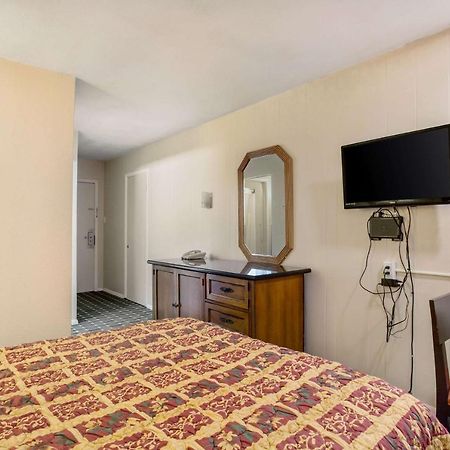 רטון Rodeway Inn & Suites מראה חיצוני תמונה
