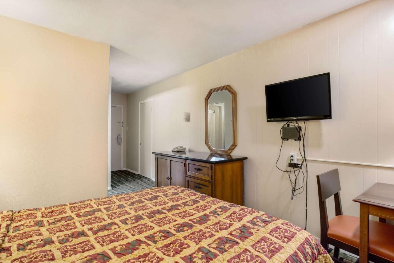 רטון Rodeway Inn & Suites מראה חיצוני תמונה