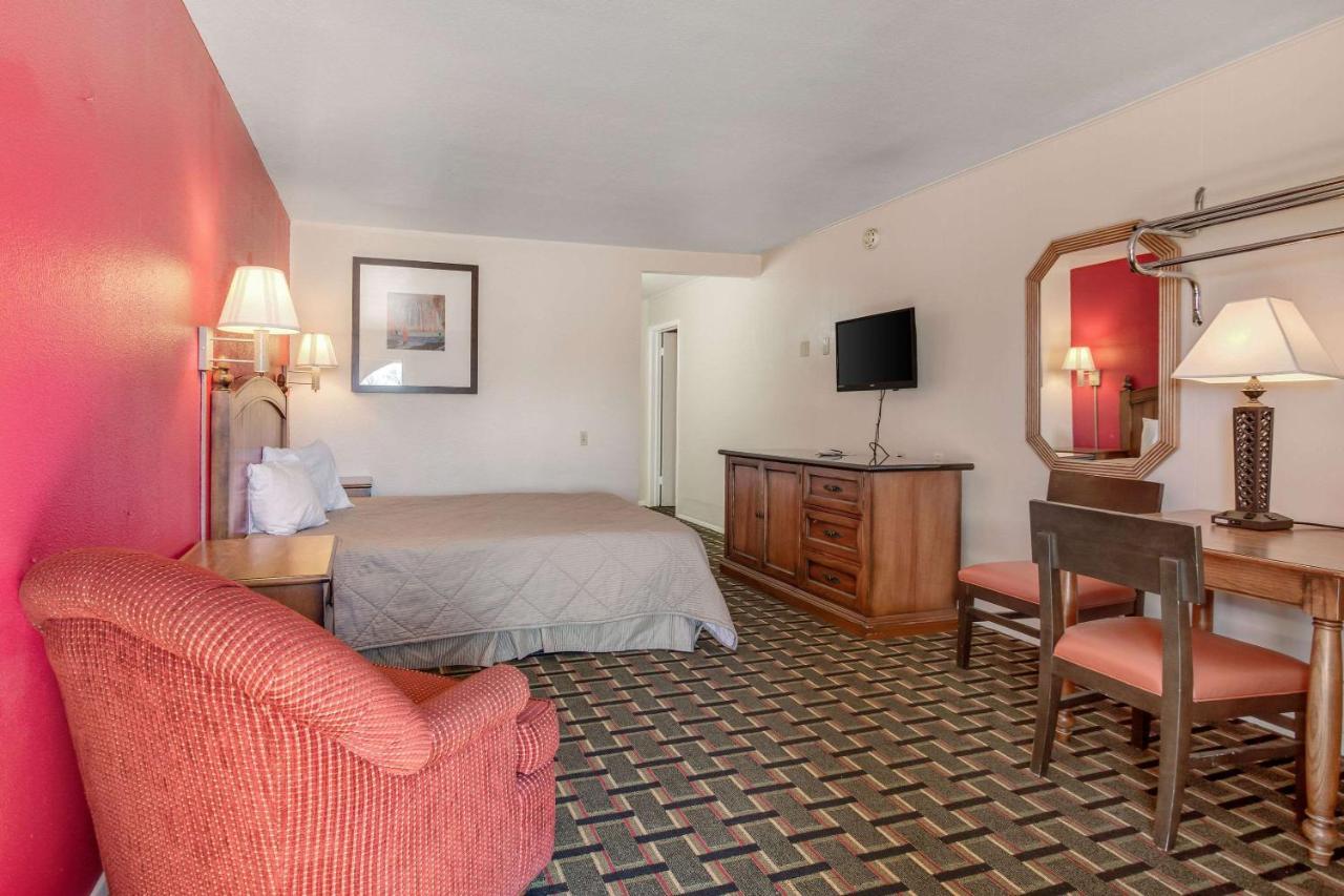 רטון Rodeway Inn & Suites מראה חיצוני תמונה