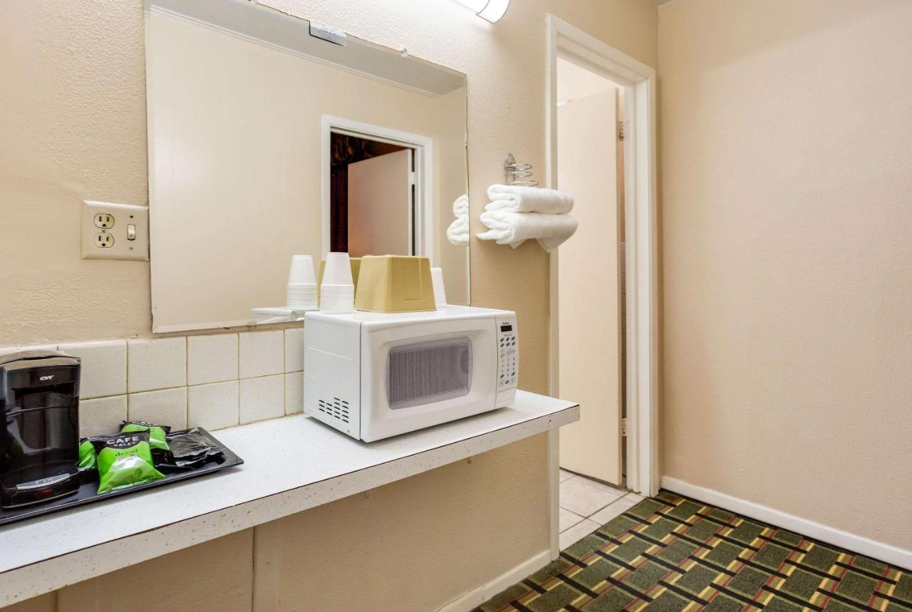 רטון Rodeway Inn & Suites מראה חיצוני תמונה