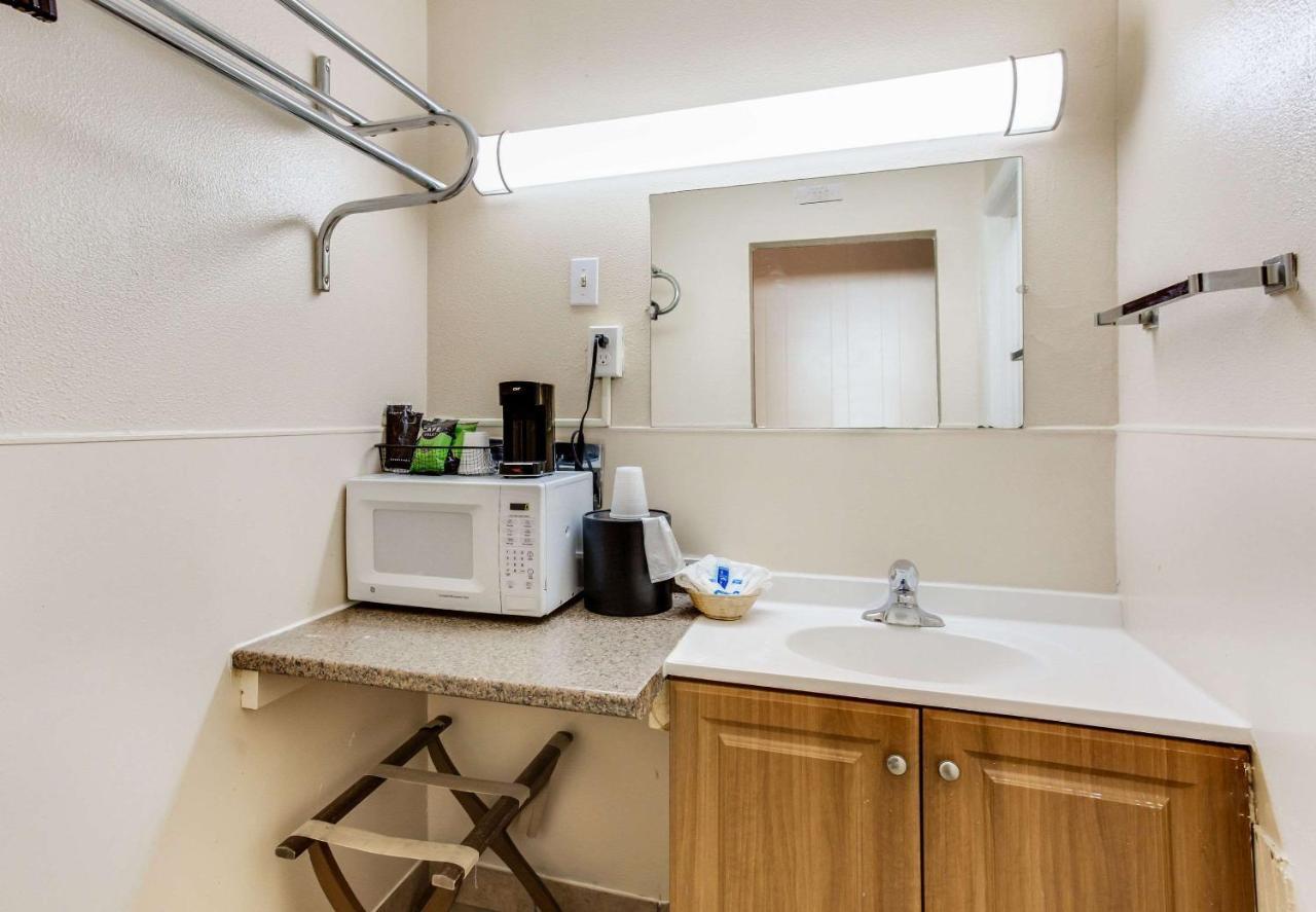 רטון Rodeway Inn & Suites מראה חיצוני תמונה