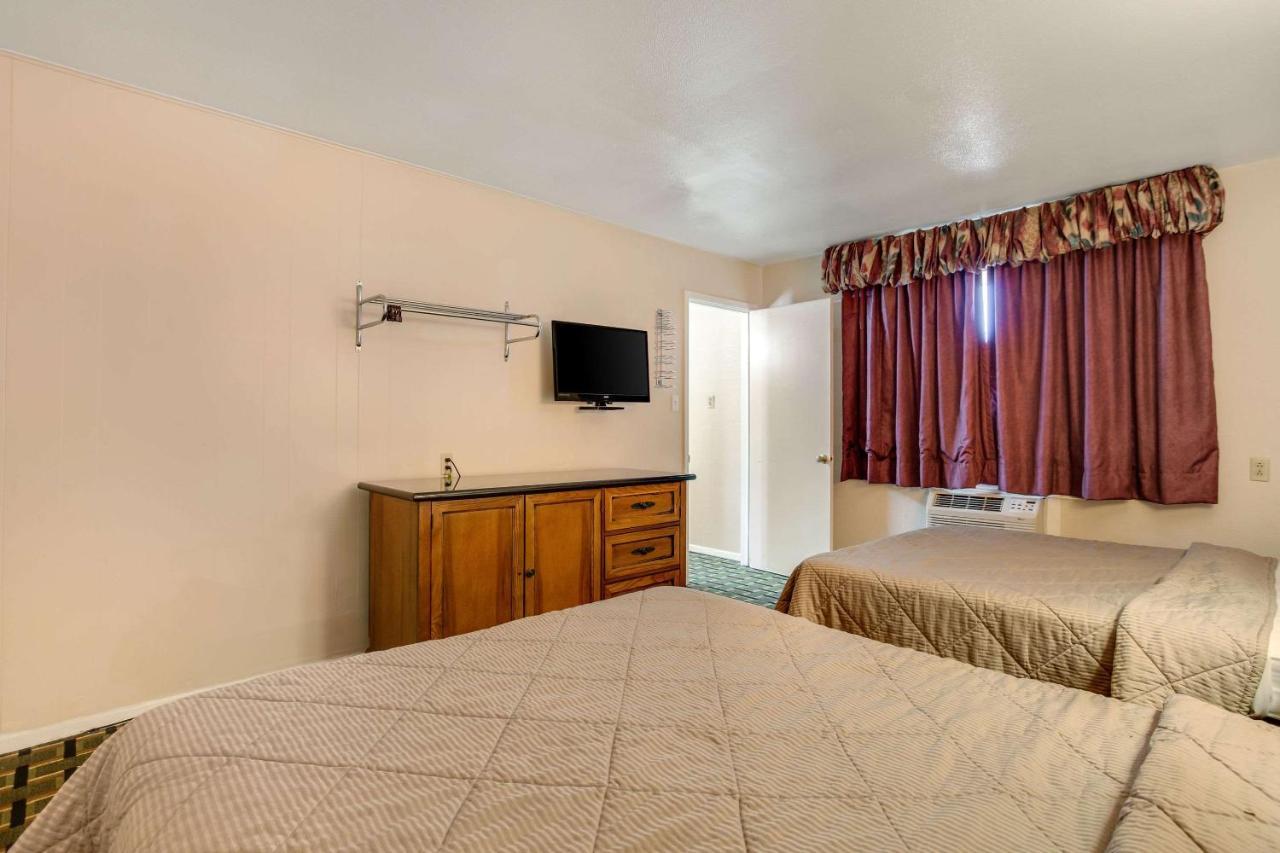 רטון Rodeway Inn & Suites מראה חיצוני תמונה