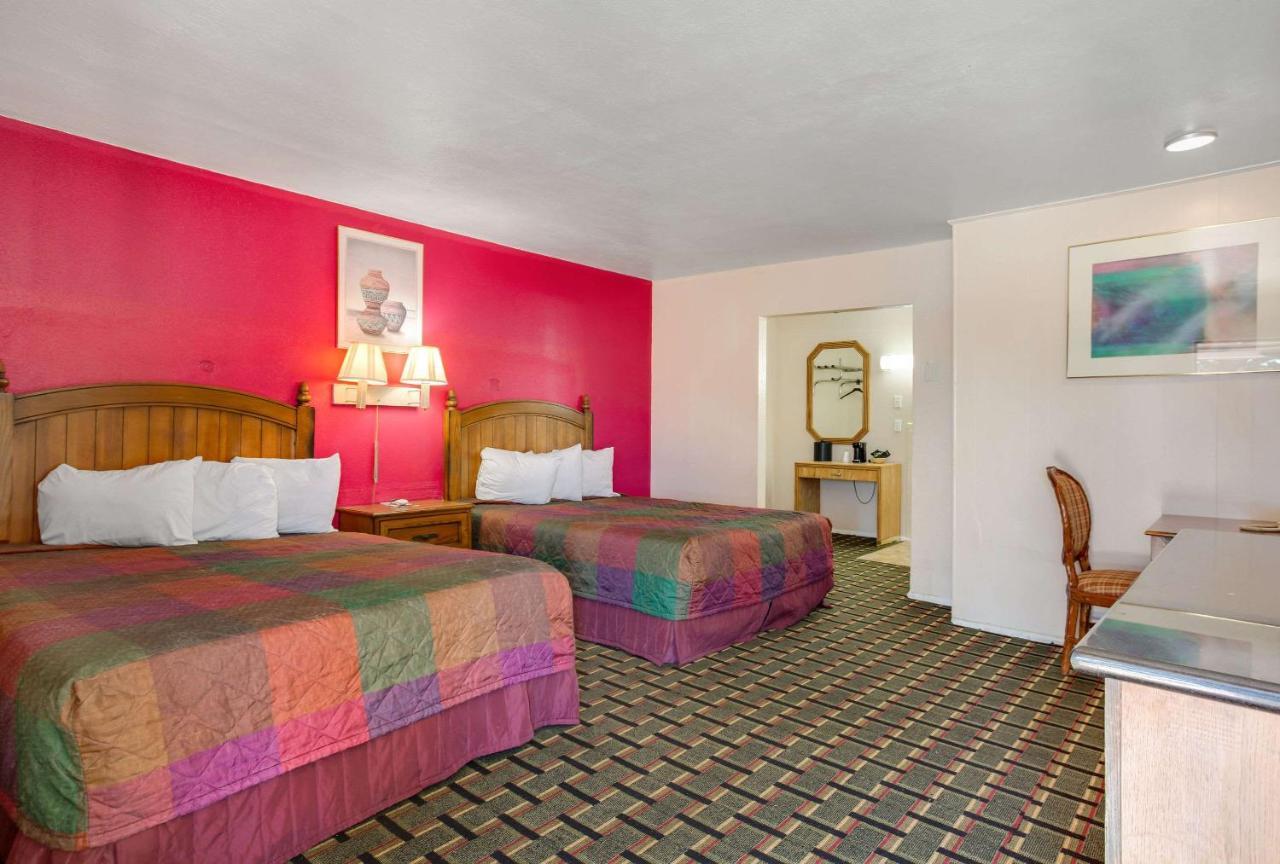 רטון Rodeway Inn & Suites מראה חיצוני תמונה