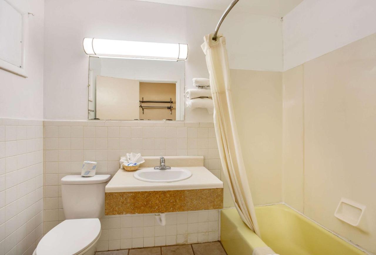 רטון Rodeway Inn & Suites מראה חיצוני תמונה