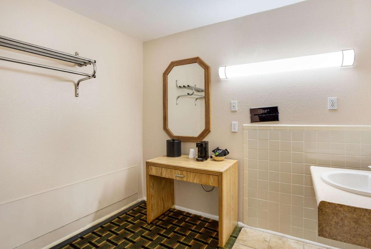 רטון Rodeway Inn & Suites מראה חיצוני תמונה