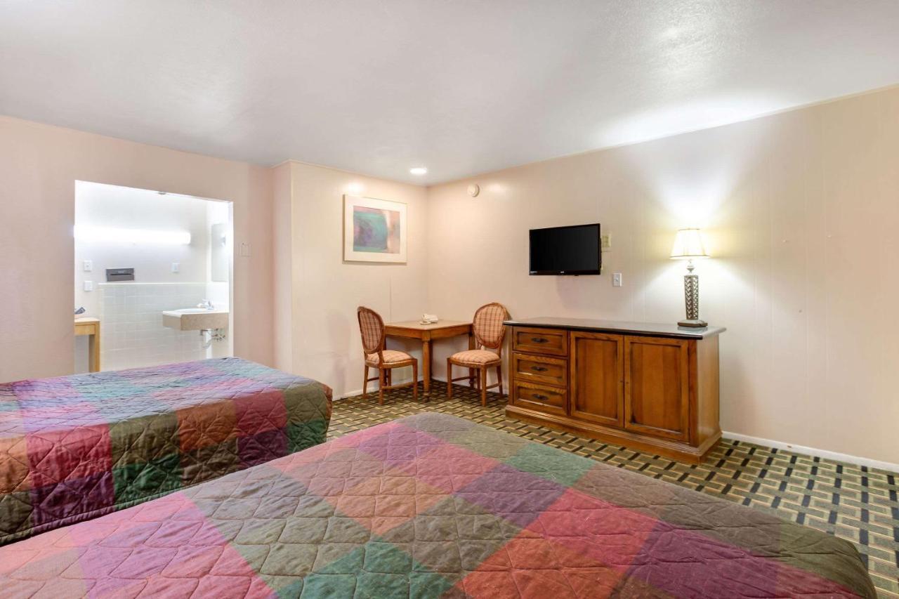 רטון Rodeway Inn & Suites מראה חיצוני תמונה