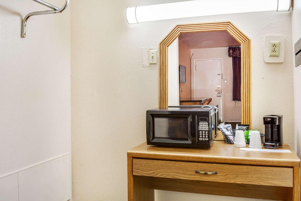 רטון Rodeway Inn & Suites מראה חיצוני תמונה