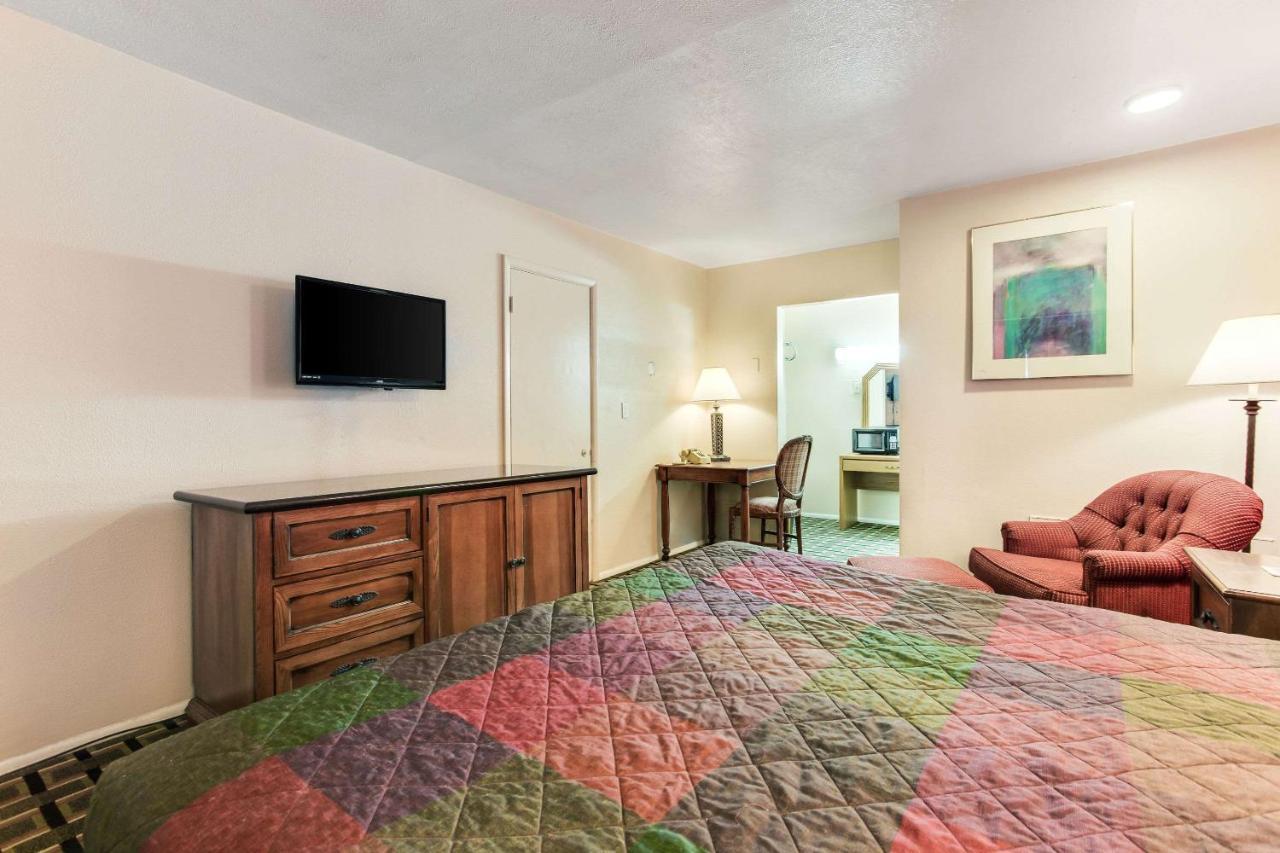 רטון Rodeway Inn & Suites מראה חיצוני תמונה